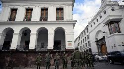 Forces de sécurité devant le palais Carondelet, siège du gouvernement et résidence officielle du président de la République d'Équateur, à Quito, la capitale, le 10 janvier 2024.