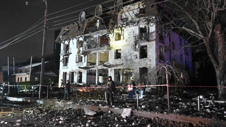As equipes de resgate isolam a área ao redor de um hotel destruído após um ataque com mísseis em Kharkiv, em 11 de janeiro de 2024, em meio à invasão russa da Ucrânia. (Foto de SERGEY BOBOK/AFP)