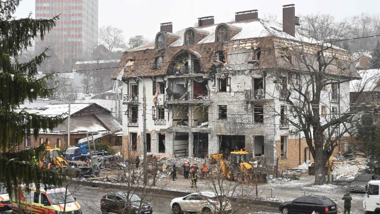 Uma foto mostra um hotel destruído após um ataque com mísseis em Kharkiv, em 11 de janeiro de 2024, em meio à invasão russa da Ucrânia. (Foto de SERGEY BOBOK/AFP)