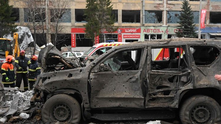 Uma foto mostra os destroços de um carro perto de um hotel destruído após um ataque com mísseis em Kharkiv, em 11 de janeiro de 2024, em meio à invasão russa da Ucrânia. (Foto de SERGEY BOBOK/AFP)