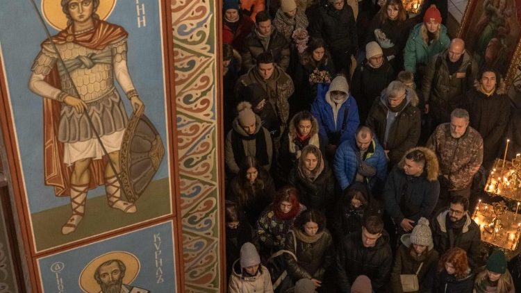 Pessoas se reúnem durante o funeral do poeta e soldado ucraniano Maksym Kryvtsov, que foi morto na linha de frente, no Mosteiro de Cúpula Dourada de São Miguel, em Kiev, em 11 de janeiro de 2024. (Photo by Roman PILIPEY / AFP)