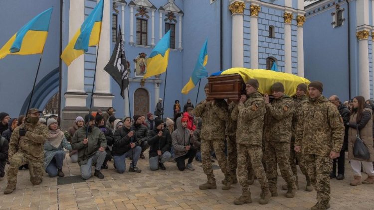 Militares ucranianos carregam o caixão do poeta e militar ucraniano Maksym Kryvtsov, morto na linha de frente, no Mosteiro de Cúpula Dourada de São Miguel, em Kiev, em 11 de janeiro de 2024. (Photo by Roman PILIPEY / AFP)