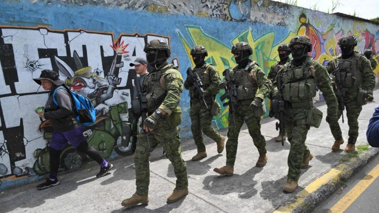 Une patrouille de l'armée équatorienne le 11 janvier à Quito la capitale. 