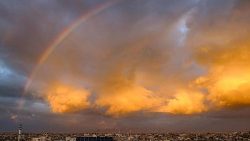 Regnbue over den sørlige Gazastripen 11. januar 2024