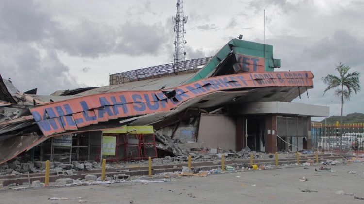 Esta imagem mostra um edifício danificado em Port Moresby em 12 de janeiro de 2023. As tropas patrulharam as ruas da capital da Papua Nova Guiné em 12 de janeiro, sob estado de emergência após tumultos que mataram 16 pessoas nas duas maiores cidades do país. (Foto da AFP)