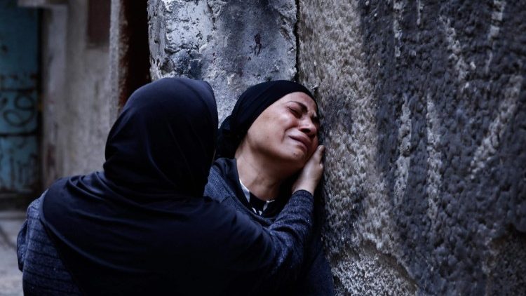 눈물을 흘리는 팔레스타인 여성들