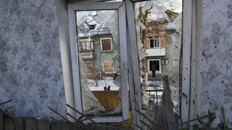 Vista da destruição provocada por combates entre tropas russas e ucranianas em Makivka, em 12 de janeiro de 2024. (Photo by Stinger/AFP)
