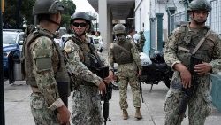 Soldati a Guayaquil. In Equador è in vigore lo stato di emergenza
