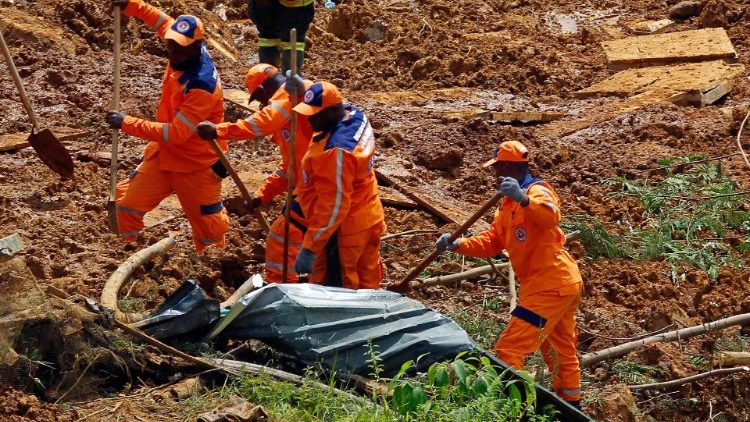 A mentőalakulat túlélők után kutat a kolumbiai földcsuszamlás után