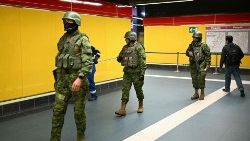 Soldati dell'Ecuador nella metro di Quito