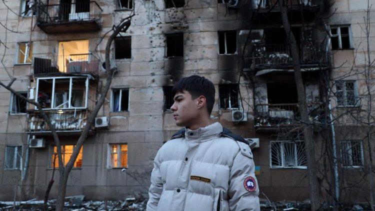 Um residente local está ao lado de um edifício residencial danificado após um ataque de drone em Odessa em 17 de janeiro de 2024. (Foto de Oleksandr GIMANOV/AFP)