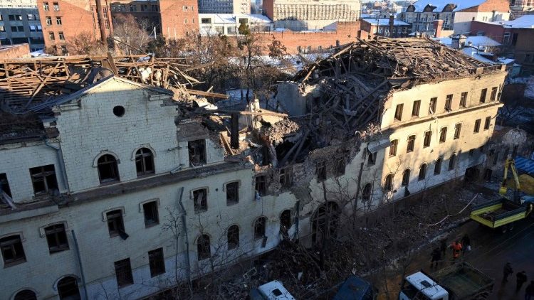 Esta fotografia tirada em 17 de janeiro de 2024 mostra um edifício residencial destruído como resultado de um ataque de mísseis em Kharkiv no final de 16 de janeiro de 2024. (Foto de SERGEY BOBOK/AFP)