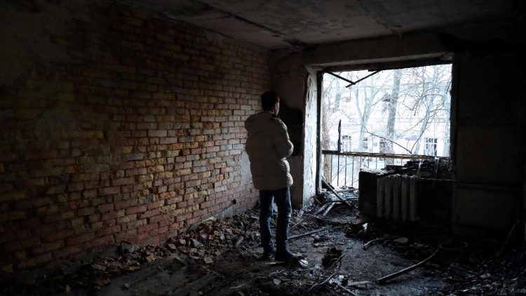 Um residente local inspeciona um apartamento destruído após um ataque de drone em Odessa em 17 de janeiro de 2024. (Foto de Oleksandr GIMANOV/AFP)