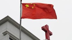 Kinas flagga och ett kors