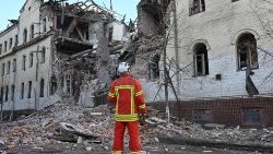 Zniszczenia budynku mieszkalnego w Charkowie doznane w wyniku rosyjskiego ostrzału, 17 stycznia 2024 r.