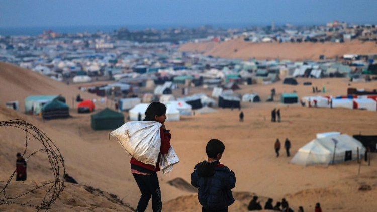 Vertriebene palästinensische Kinder beim Lager in Rafah an der Grenze zu Ägypten