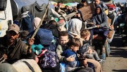 Palestyńczycy uciekający z Chan Junus w Strefie Gazy w stronę Rafy na granicy z Egiptem, 22 stycznia 2024 r.