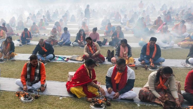 Hindu-Ritual bei der Eröffnung des neuen Tempels in Nordindien