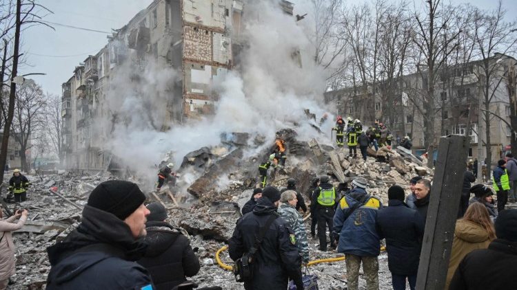 Equipes ucranianas de resgate e emergência comparecem ao local de um ataque com mísseis em Kharkiv, em 23 de janeiro de 2024. (Photo by SERGEY BOBOK / AFP)