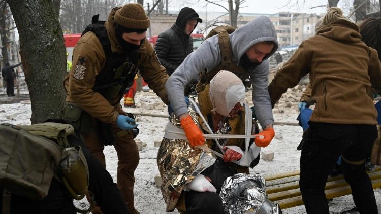 A equipe médica presta assistência a um residente local ferido como resultado de um ataque de mísseis em Kharkiv em 23 de janeiro de 2024. Dezenas de pessoas ficaram feridas e duas morreram após uma barragem aérea noturna das forças russas visando a capital ucraniana, Kiev, e a segunda maior. cidade de Kharkiv, disseram autoridades em 23 de janeiro de 2024. (Foto de SERGEY BOBOK / AFP)