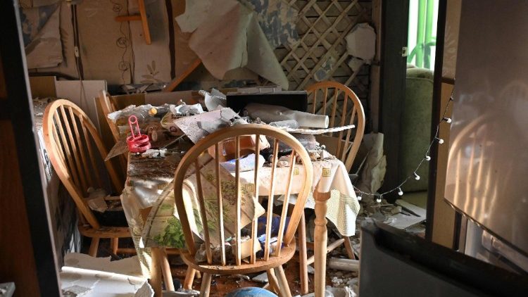 Esta fotografia mostra uma cozinha em um apartamento de um prédio danificado em Kharkiv, em 24 de janeiro de 2024, um dia depois de um ataque de mísseis russos em todo o país. (Foto de SERGEY BOBOK/AFP)