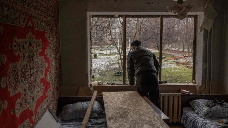 Um homem está dentro de seu apartamento danificado após um bombardeio noturno em Myrnohrad, região de Donetsk, em 26 de janeiro de 2024, em meio à invasão russa da Ucrânia. (Foto de Roman PILIPEY/AFP)