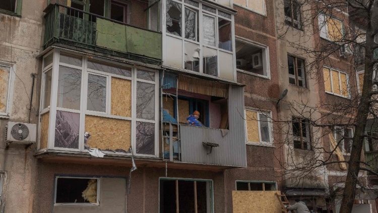 Uma mulher idosa está dentro de seu apartamento danificado após um bombardeio noturno em Myrnohrad, região de Donetsk, em 26 de janeiro de 2024, em meio à invasão russa da Ucrânia. (Foto de Roman PILIPEY/AFP)
