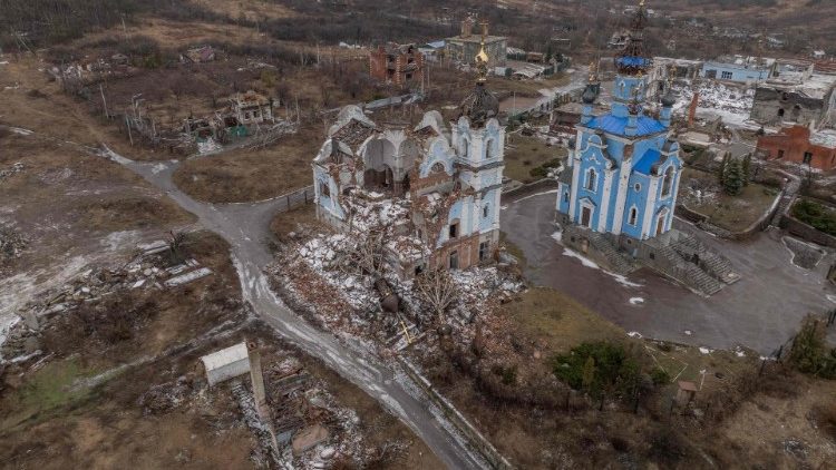 Foto aérea mostra igreja destruída no vilarejo de Bohorodychne, região de Donetsk. (Photo by Roman Pilipey/AFP)