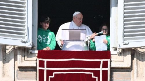 Franziskus mit zwei Kindern der italienischen Laienbewegung Katholische Aktion