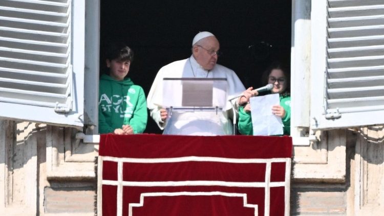 I due ragazzi di Azione Cattolica accanto al Papa per l'Angelus