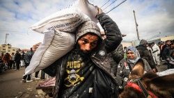 Un palestinese riceve gli aiuti dall'Unrwa a Gaza