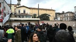 Вярващи след атаката в католическа църква в Истанбул