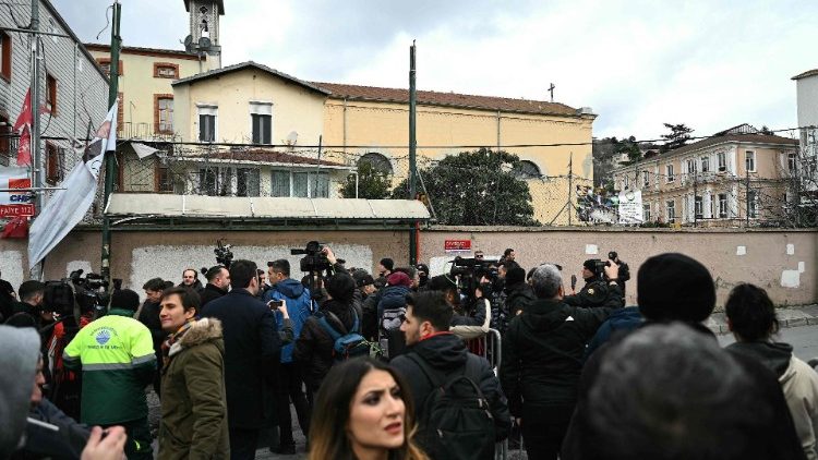 Jornalistas e curiosos se aglomeram nas proximidades da Igreja de Santa Maria em Istambul. (Phoyo by Ozan Kose/AFP)
