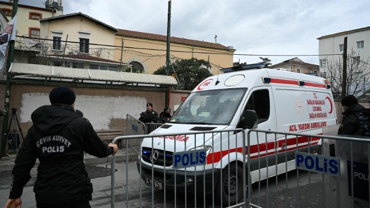 A török rendőrség és mentők a támadás helyszínén