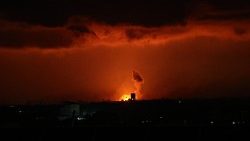 Fumo e fiamme si alzano a Rafah