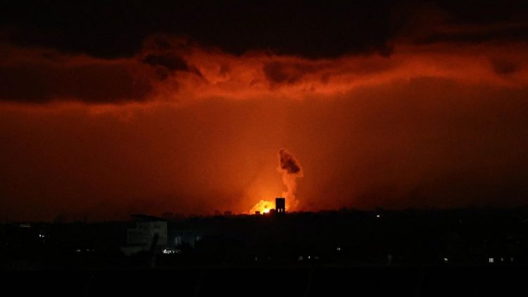 Fumo e fiamme si alzano a Rafah