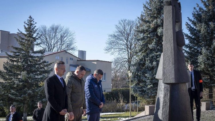 यूक्रेनी राज नेता देश के शहीदों के लिए प्रार्थना करते हुए