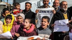 फिलीस्तीनी बच्चे और कुछ वयस्क यूएन से मदद की मांग। करते हुए