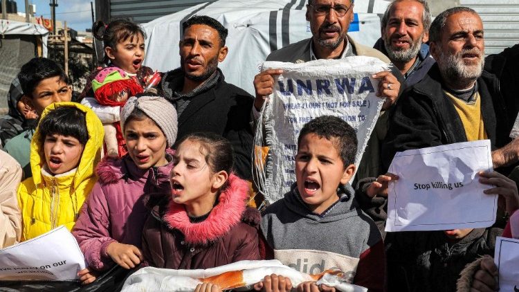 फिलीस्तीनी बच्चे और कुछ वयस्क यूएन से मदद की मांग। करते हुए