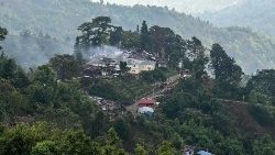 Ein brennendes Militärgebäude im Shan-Staat (Archivbild vom Dezember 2023)