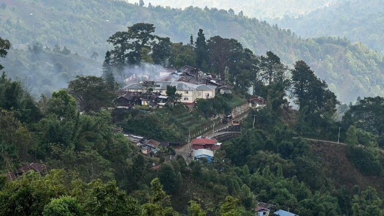Ein brennendes Militärgebäude im Shan-Staat (Archivbild vom Dezember 2023)