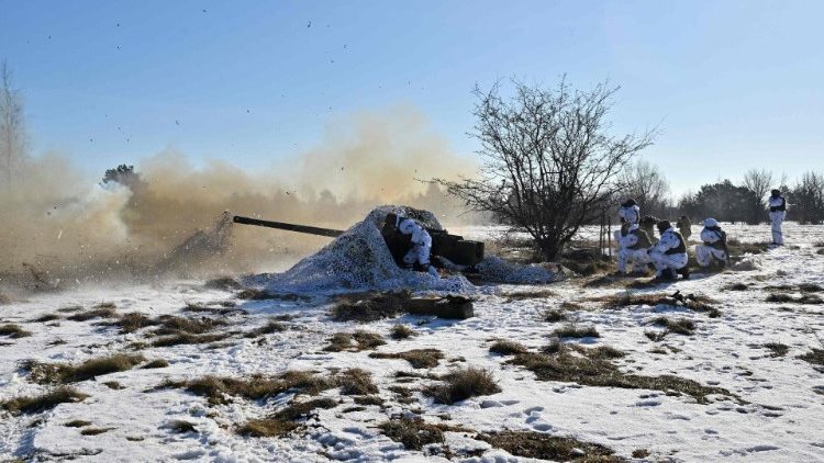 Ukrainian servicemen fire an anti-tank gun