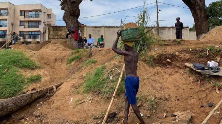 Ein Junge schleppt Sand für die Bauindustrie, Zentralafrikanische Republik