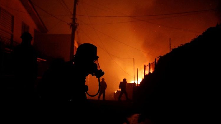 Feuerwehrleute versuchen, die Feuer in Viña del Mar (Chile) einzudämmen.