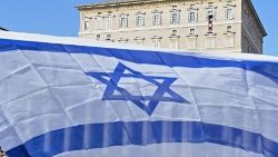 Izraeli zászlókat mutatnak fel a téren a Szentatyának  