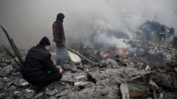 Edificio nella regione di Kharkiv colpito da un missile russo, dove ha trovato la morte un bimbo di due mesi