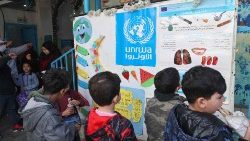 Los niños asisten a una escuela administrada por la UNRWA en Beirut (AFP)