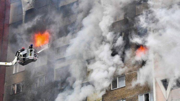 Equipes de resgate ucranianas apagam um incêndio em um prédio residencial após um ataque com mísseis em Kiev, em 7 de fevereiro de 2024, em meio à invasão russa da Ucrânia. Pelo menos três pessoas foram mortas numa onda “massiva” de ataques russos com mísseis e drones em toda a Ucrânia no início de 7 de fevereiro de 2024, disse o presidente Volodymyr Zelensky. (Foto de Sergei SUPINSKY/AFP)