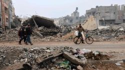 Gli effetti dei bombardamenti di aerei e droni israeliani su Rafah, nel sud della Striscia di Gaza, prossimo obiettivo delle operazioni di terra dell'esercito di Tel Aviv