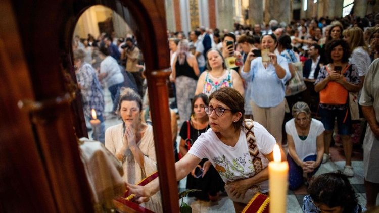 El Pueblo de Dios reza ante las reliquias de Mama Antula en la Basílica de Nuestra Señora de la Merced, en Buenos Aires, Argentina, el 11 de febrero de 2024. (AFP or licensors)